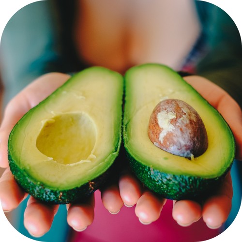 Lắc nhẹ quả bơ để kiểm tra hạt bên trong