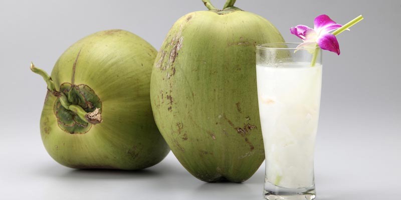 Không nên mua ở những nơi nhỏ lẻ hoặc ngoài đường vì rất có thể nguồn dừa đó đã bị ngâm hóa chất hoặc tiêm đường hóa học.