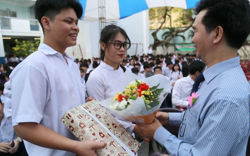 Chúng ta hãy nhớ rằng một đứa trẻ, một giáo viên, một quyển sách và một cái bút có thể thay đổi cả thế giới