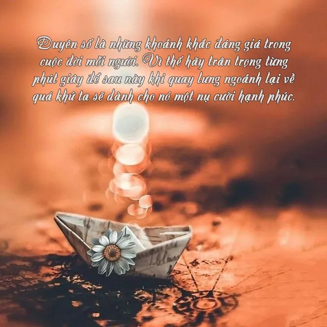 Cặp đôi nắm tay nhau thể hiện duyên nợ vợ chồng