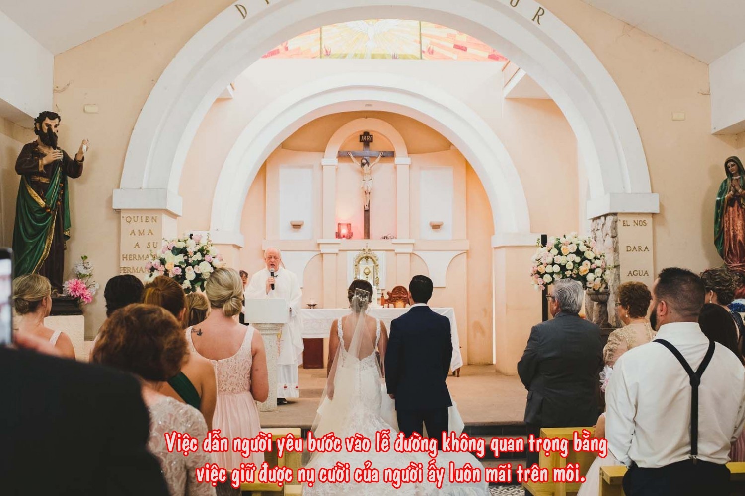 Cặp đôi nắm tay nhau đi dạo trên bãi biển lãng mạn