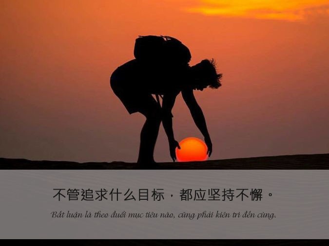 Người trẻ đang nỗ lực leo núi biểu tượng cho sự cố gắng