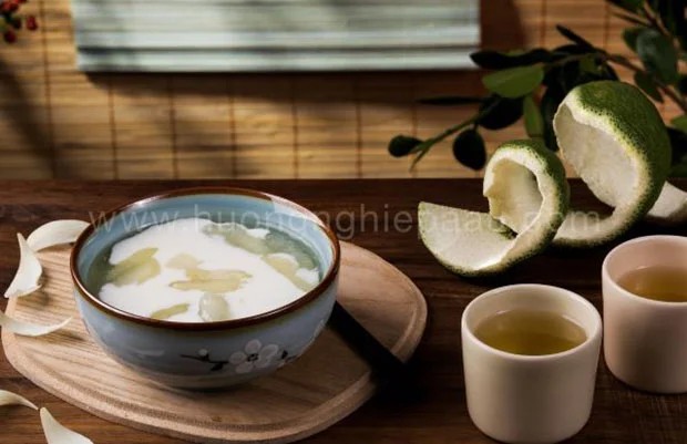 Ly chè thập cẩm với nhiều màu sắc hấp dẫn tượng trưng cho sự đa dạng của ẩm thực Việt