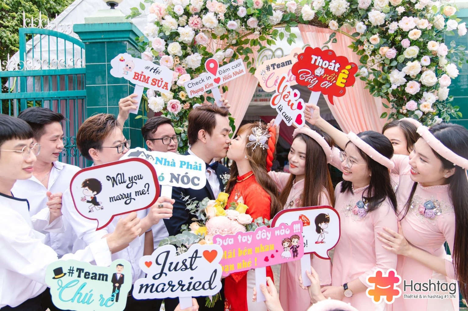 Những mẫu hashtag cầm tay đám cưới vui nhộn và độc đáo