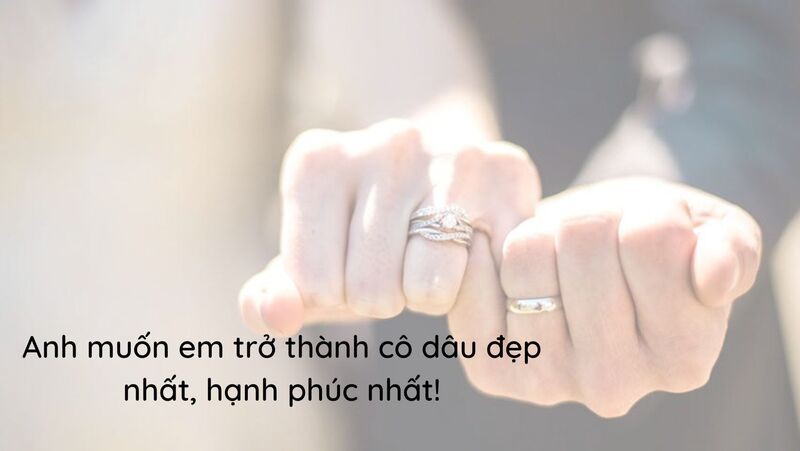 Chú rể lịch lãm nắm tay cô dâu bước vào lễ đường