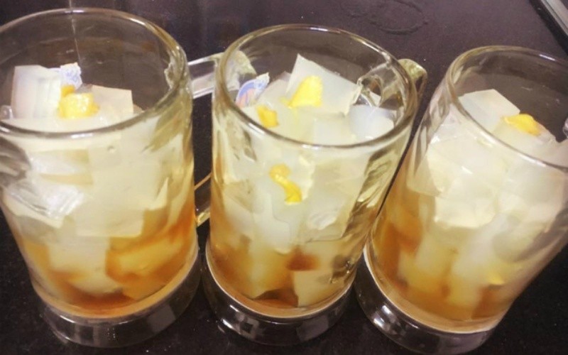 Thạch sương sa màu trắng đục được cắt khối vuông vức hấp dẫn