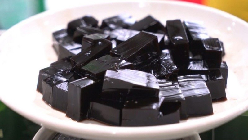 Khối thạch sương sáo màu đen bóng thường thấy ở các hàng chè