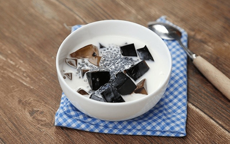 Ly sương sáo cắt nhỏ chan nước cốt dừa béo ngậy