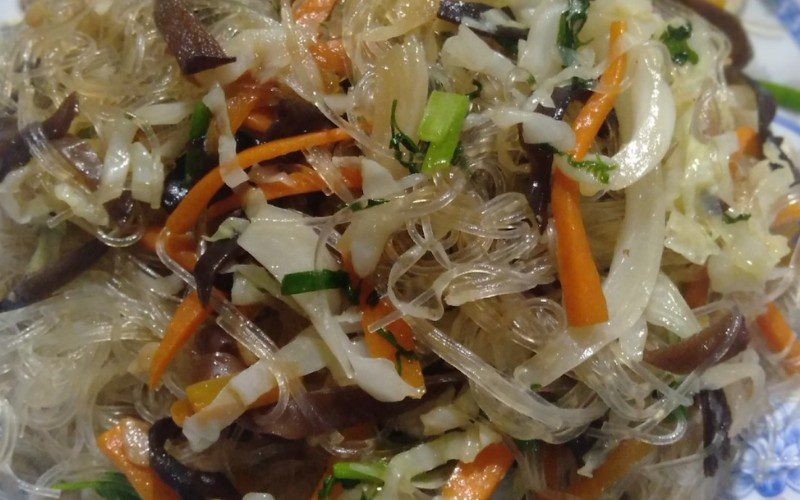 Hương vị hấp dẫn từ sợi miến dai mềm kết hợp với bắp cải giòn ngọt