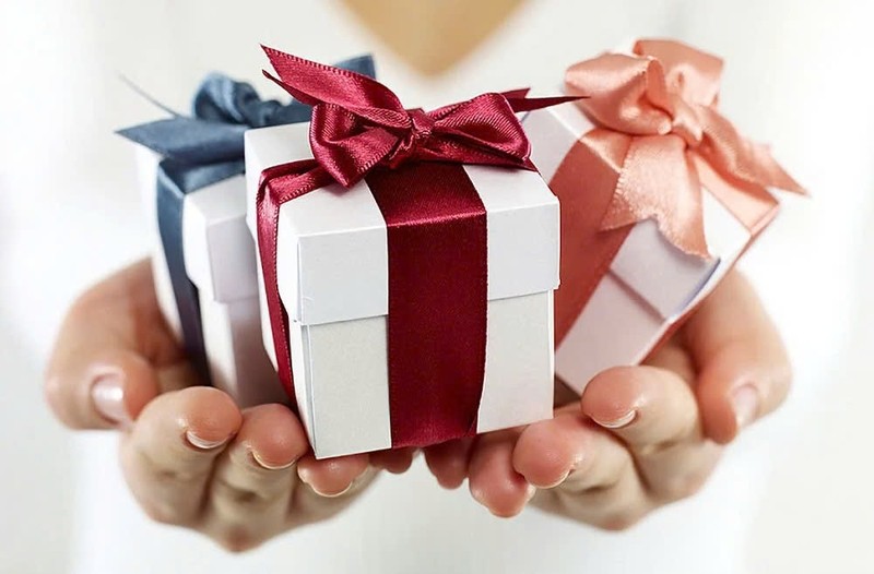 Người đàn ông đang dành tặng món quà ý nghĩa cho người phụ nữ