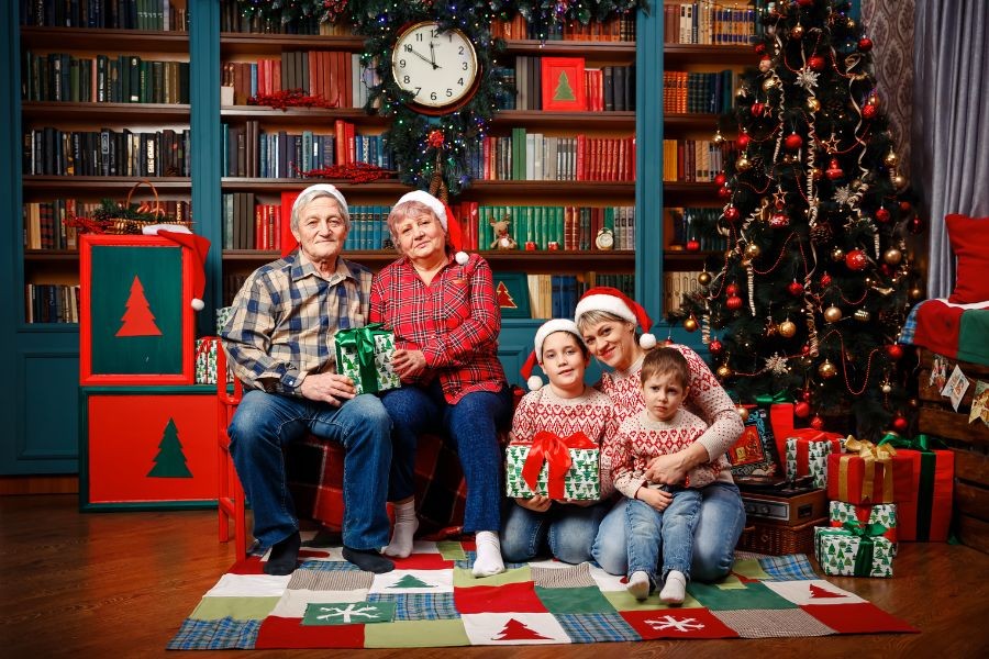 Cả gia đình quây quần bên nhau trong đêm Giáng Sinh ấm cúng