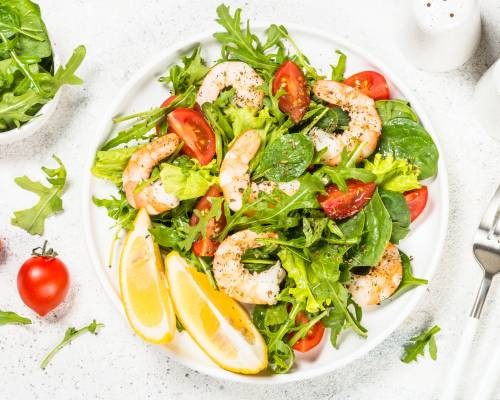 Món gỏi cuốn tôm thịt sử dụng rau xà lách làm nền