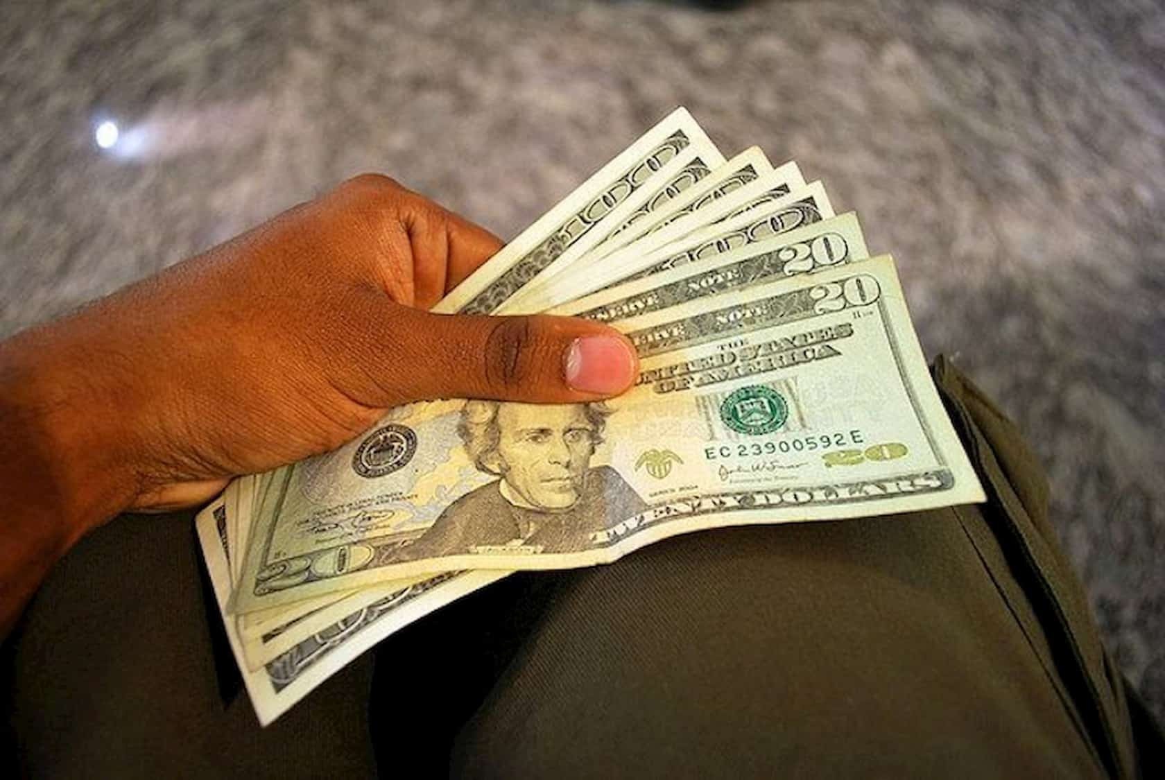 bàn tay với tiền giấy