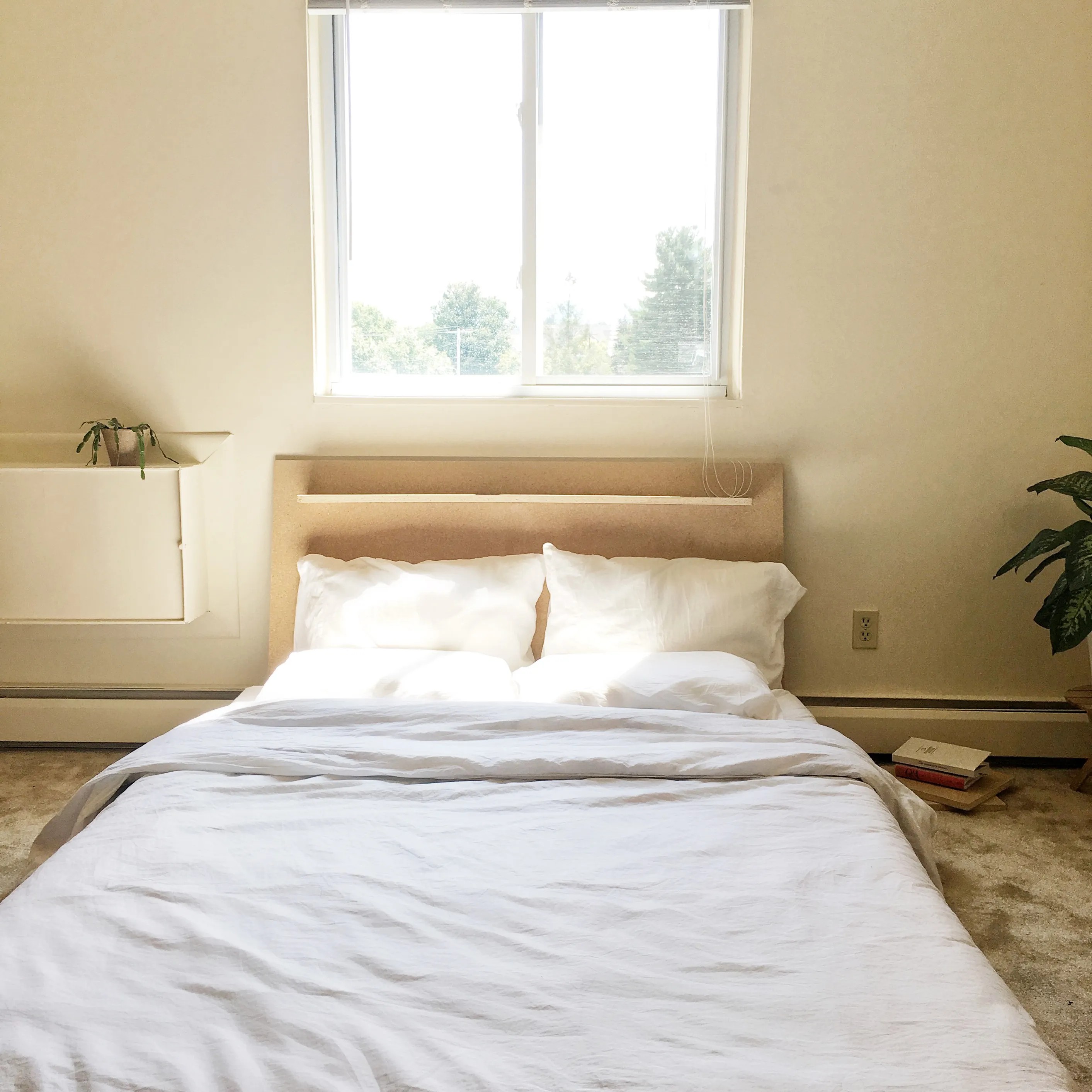 Một góc phòng ngủ tối giản và ngăn nắp tại State College