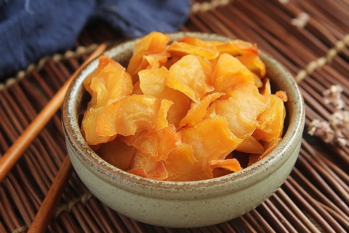 Món táo sấy dẻo thơm ngon, màu sắc bắt mắt là món ăn vặt tuyệt vời