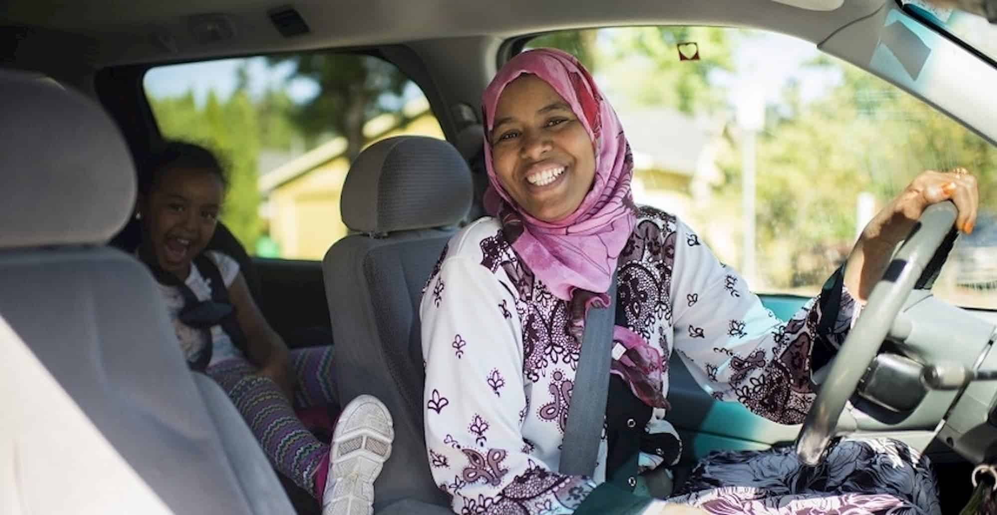 Hướng Dẫn Toàn Tập: Cách Lấy Bằng Lái Xe Ở Mỹ Cho Người Mới Bắt Đầu 1 woman driver child in back 1 1