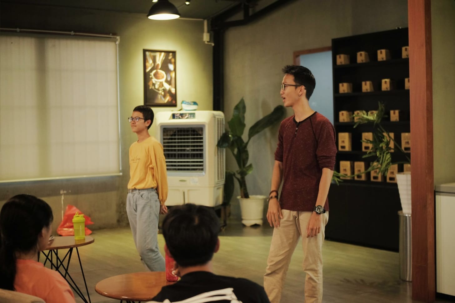 Hai người đang trò chuyện thân mật tại một sự kiện.