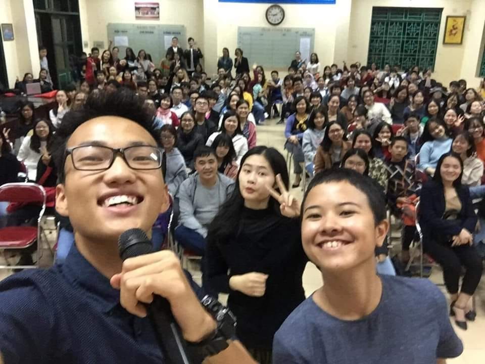 Một người đang lắng nghe chăm chú trong một buổi hội thảo.