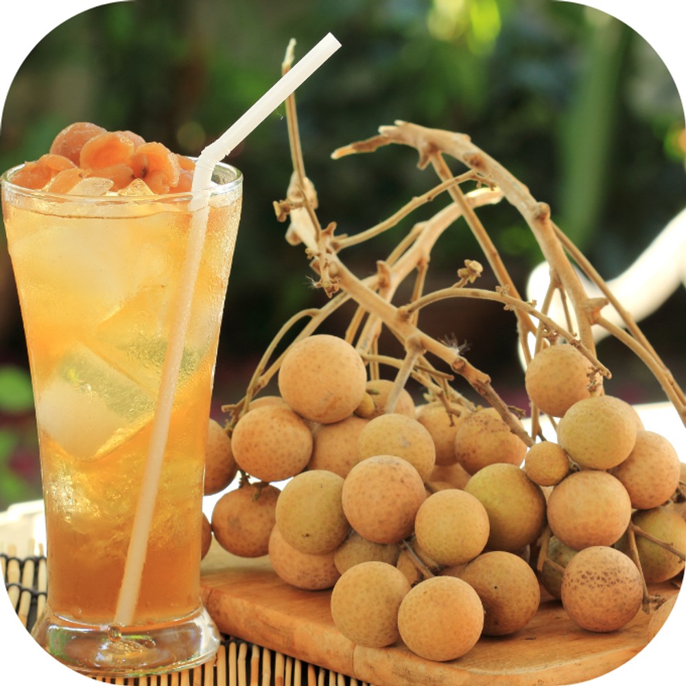 Một quả nhãn được tách vỏ, lộ ra cùi nhãn trắng muốt, mọng nước bao quanh hạt nhỏ