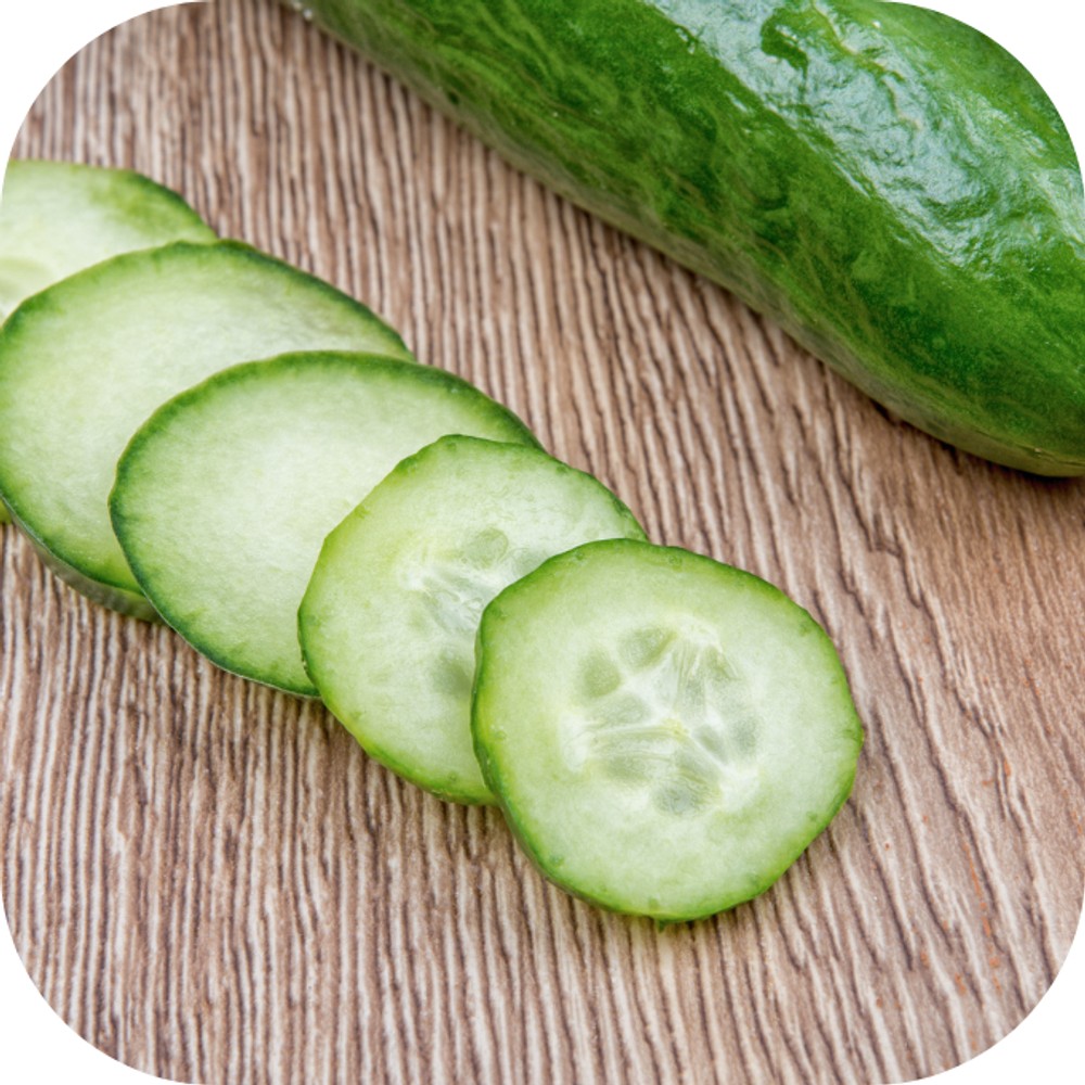 Dưa leo được cắt lát mỏng xếp gọn gàng trên đĩa, trông rất hấp dẫn