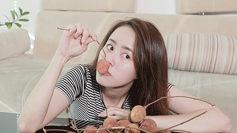 Ngửi thử hương thơm đặc trưng của vải thiều