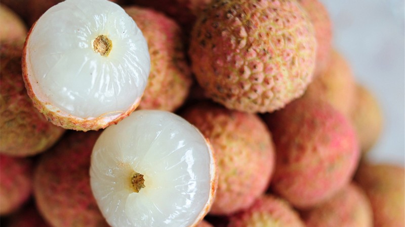 Quan sát phần cuống và vỏ vải sau khi bóc