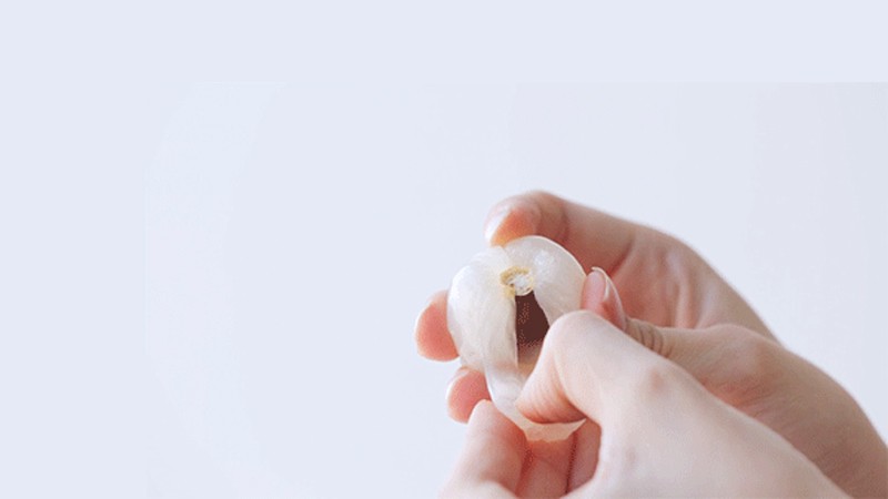 Cùi vải trắng trong, dày và hạt nhỏ là dấu hiệu của vải ngon