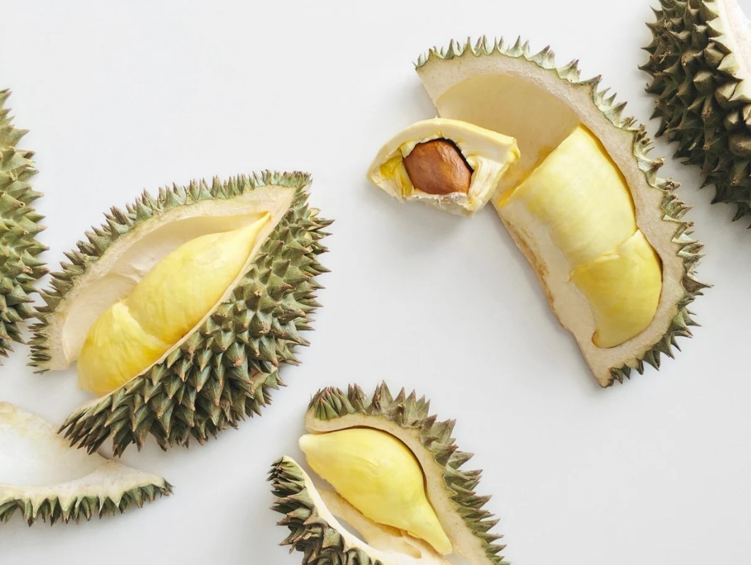 Trái sầu ngon sẽ có gai chắc, dài khoảng 0,5 - 1cm cùng các đường vân phân chia múi sầu rõ ràng.