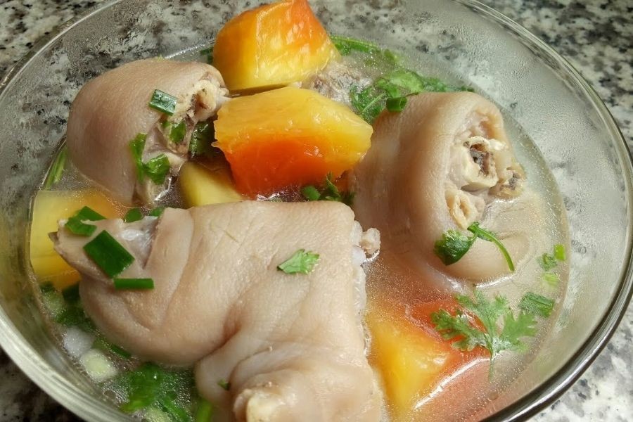 Tô canh đu đủ giò heo nghi ngút khói, với những miếng giò heo mềm và đu đủ chín vàng.