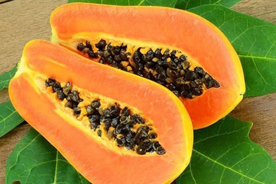 Quả đu đủ chín tự nhiên, có màu vàng cam rực rỡ, mang lại cảm giác tươi mới và hấp dẫn.