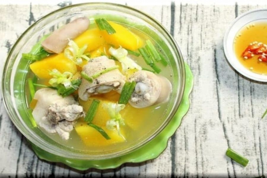 Món đuôi bò hầm đu đủ với miếng đuôi bò mềm tan và đu đủ chín vàng óng ánh.