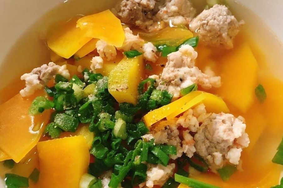 Đĩa đu đủ nấu tôm với những con tôm đỏ au và đu đủ chín mềm.