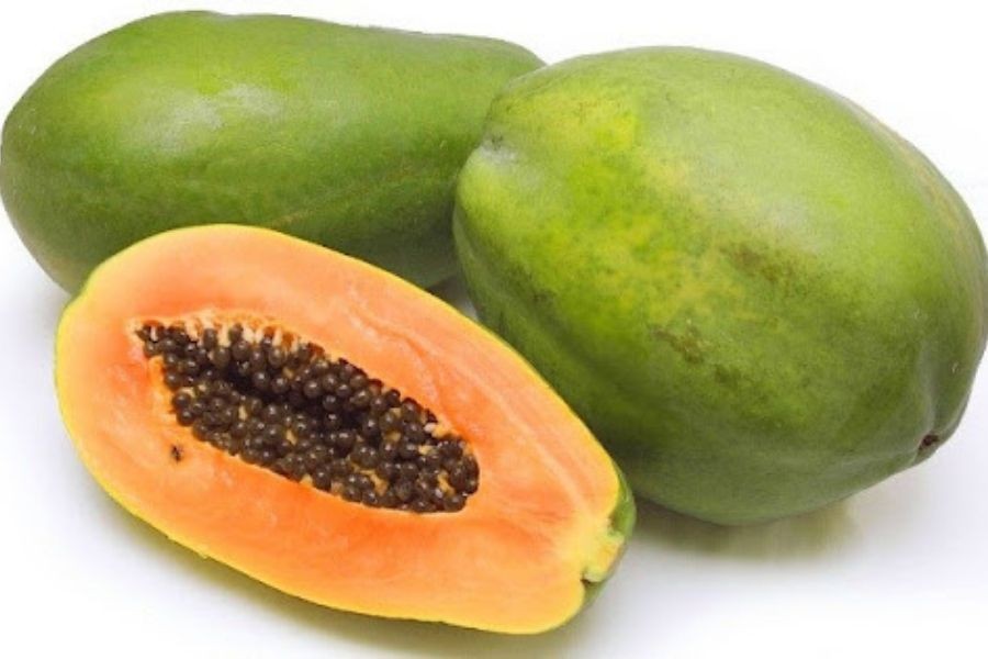 Cận cảnh một quả đu đủ chín vàng, có hình dáng thuôn dài, cuống còn nhựa tươi cho thấy sự tươi ngon.