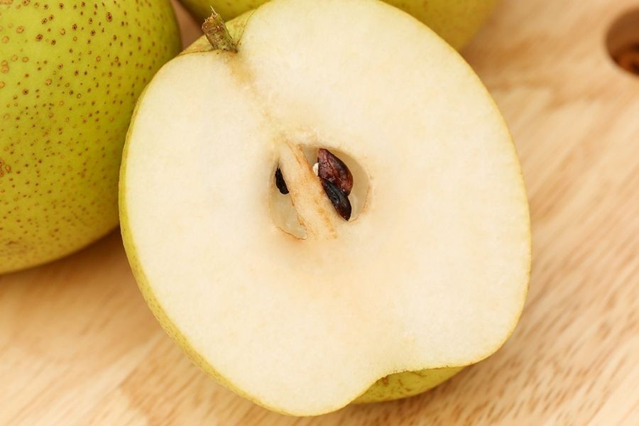 Quả lê được bổ đôi làm 2 phần