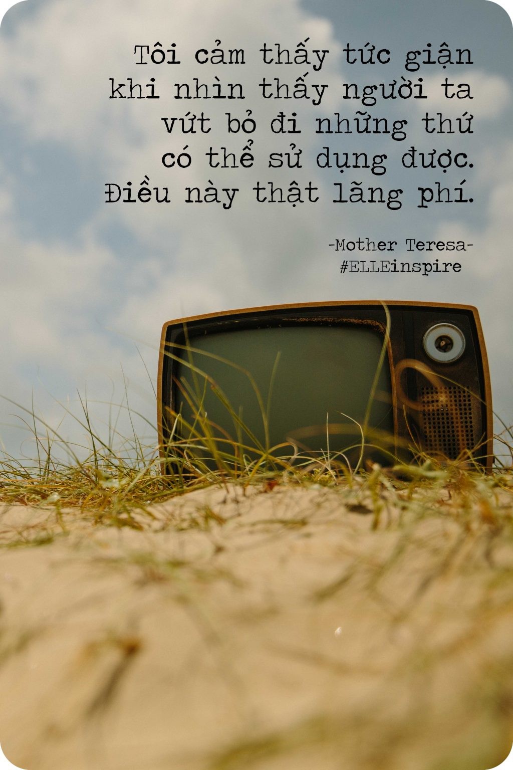 Một chồng sách cũ được xếp gọn gàng