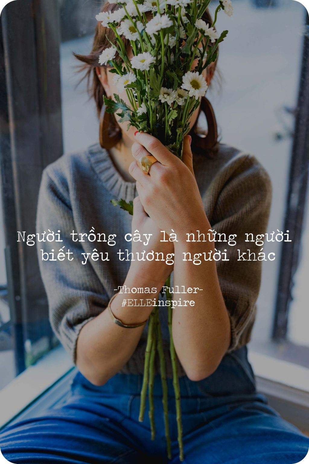 Một người phụ nữ đang làm vườn, chăm sóc cây xanh