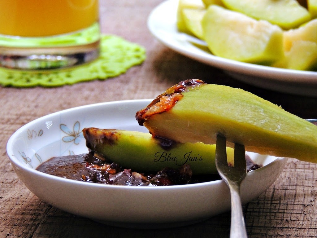 Cóc chấm mắm ruốc với chén mắm ruốc bên cạnh