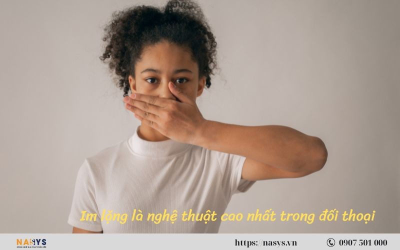 Cảnh sát phong tỏa và khám nghiệm khu vực phát hiện thi thể nạn nhân