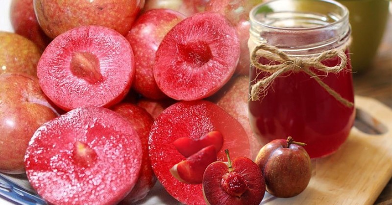 Mận Hậu xanh mọng nước, với cuống lá tươi xanh đặc trưng.