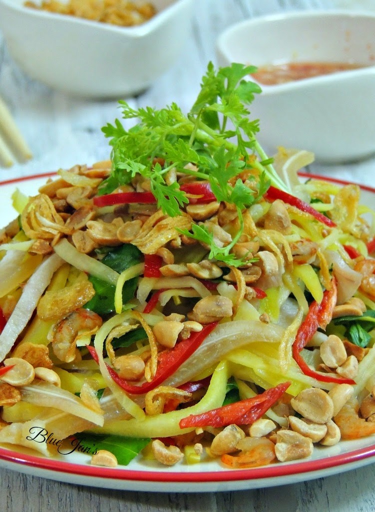 Gỏi cóc xanh trộn với các loại rau thơm