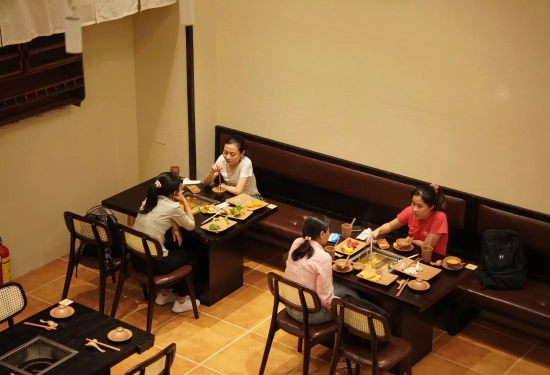 Khu vực ăn uống tại Bản Rau