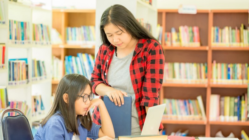 Cô giáo đang đứng dạy học sinh