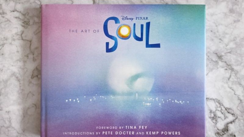 Hình ảnh minh họa một người đang đọc sách với biểu cảm thư thái