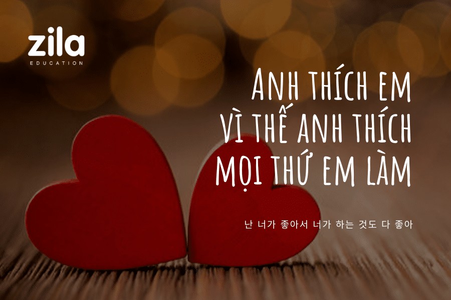 Cô gái hạnh phúc mỉm cười khi nhận hoa