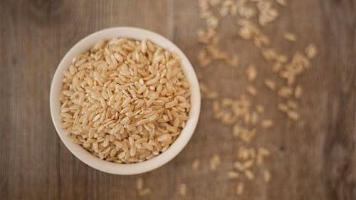 Gạo lứt tẻ với màu cám màu ngà bên ngoài dễ dàng nhận biết