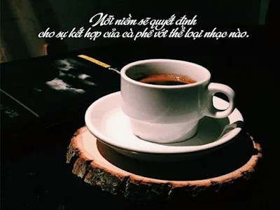 Một ly cà phê đen đậm đặc trên bàn gỗ