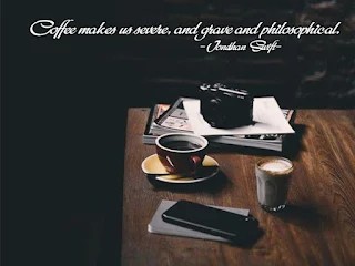 Một người ngồi một mình trong quán cà phê, nhìn ra cửa sổ