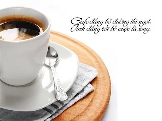 Một người đang thưởng thức ly cà phê bên ngoài ban công