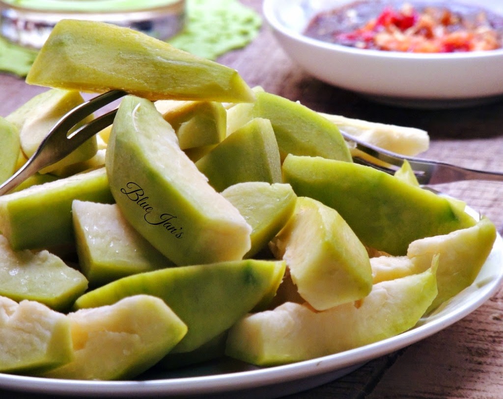 Cóc xanh chấm mắm ruốc hấp dẫn