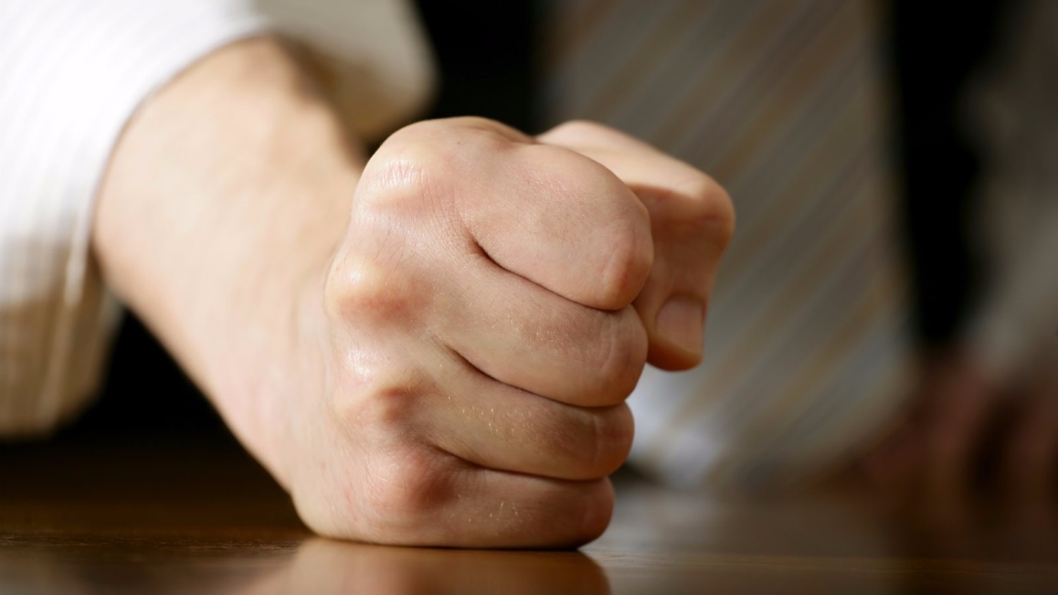 Cảnh sát phong tỏa và khám nghiệm khu vực phát hiện thi thể nạn nhân